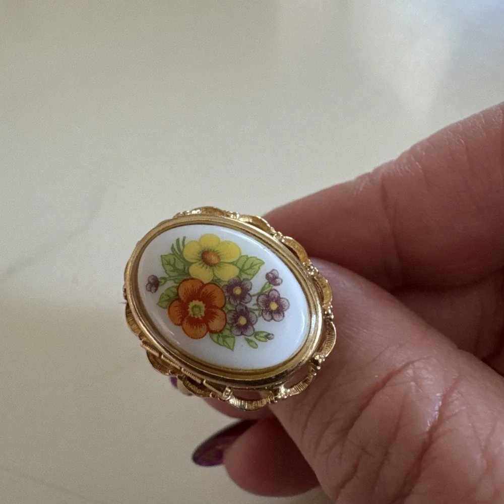 Avon Vintage Gold Tone Floral Oval Porcelain Locket Cocktail Ring Signed - Picture 7 of 7